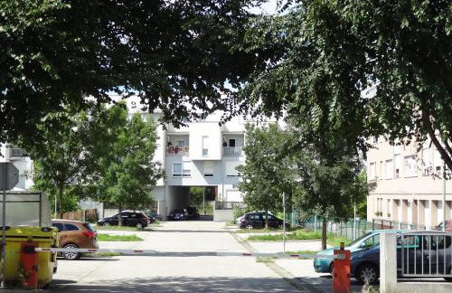 Well-equipped apartment with free parking - Photo 2