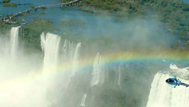 Sobrevoando as cataratas de helicóptero
