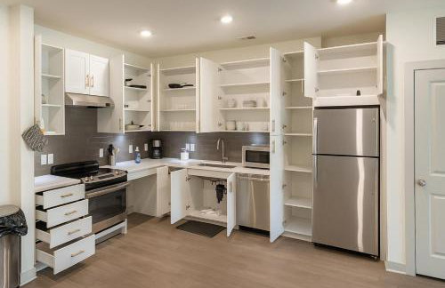 Luxury 2BR Stay Pool, Gym and Chill Areas - Photo 22