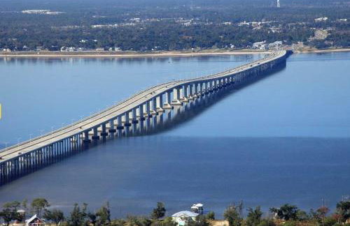 Bay Breeze Bliss-Hot Tub, Bar and Canal 5mi to Beach - Foto 48