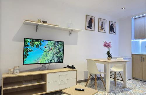 Céntrico, reformado, frente a playa de Alicante y piscina - Photo 7