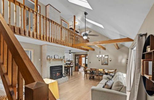 3BR Lake Luzerne Retreat with Game Room & Cozy Fire Pit - Foto 11