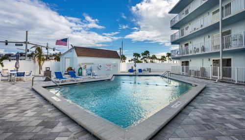 Stunning Ocean Views STEPS from the Beach with Pool! Fabulous 4th Floor Studio! - Foto 2