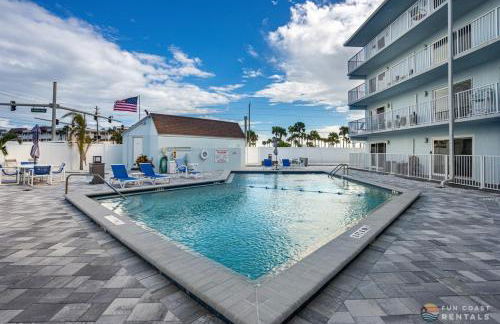Stunning Ocean Views STEPS from the Beach with Pool! Fabulous 4th Floor Studio! - Foto 2