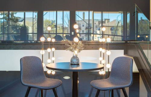 Chic East Side 1BR Apt with Balcony, Pool, and Gym - Foto 26