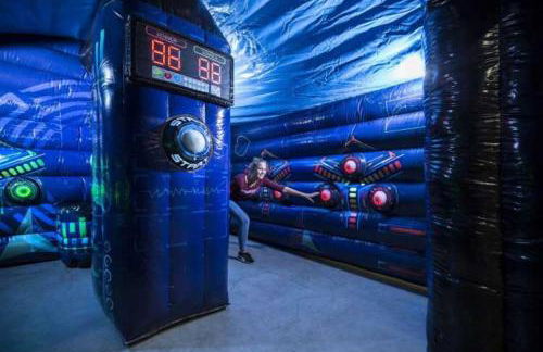 Lakefront Mansion on 10 Acres - Sleeps 15-45 - Foto 40