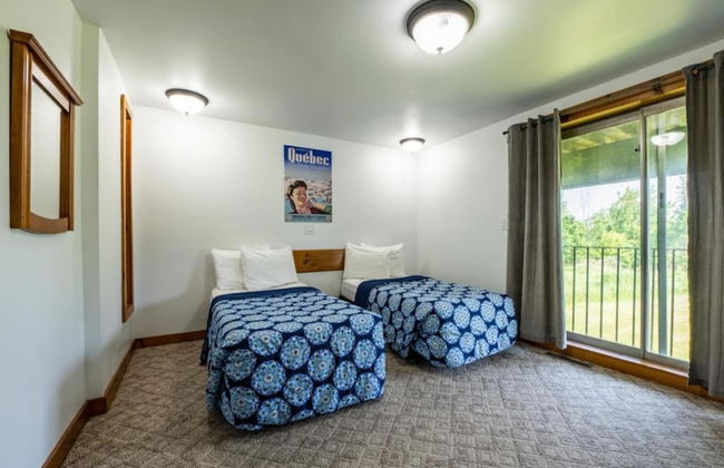 Spacious 8 bdrm Blue Mountain Cottage, Perfect for Large Groups, Private Beach, BBQ, Hot Tub, Sauna - Foto 4