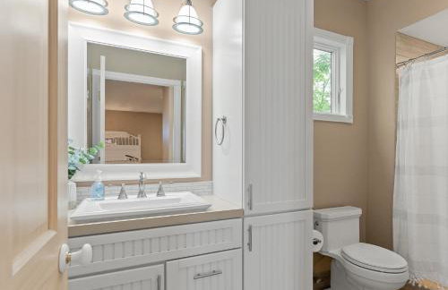 Experience luxury at Lakefront Villa - Foto 29