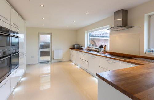 Grand 5BR Home in Market Harborough with Parking - Foto 22