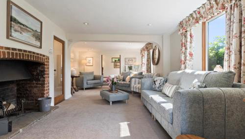 Stunning Countryside Home in Surrey by 53 Degrees Property, Ideal for Family Getaways, Private Tennis Court! - Foto 5