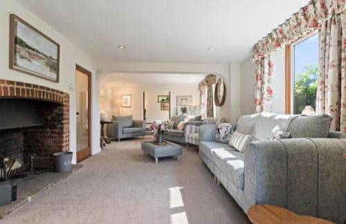 Stunning Countryside Home in Surrey by 53 Degrees Property, Ideal for Family Getaways, Private Tennis Court! - Foto 5