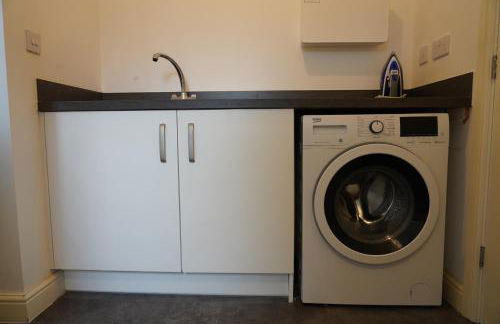 Rare find - new build 3 bedroom house near Cheshire Oaks - Photo 12