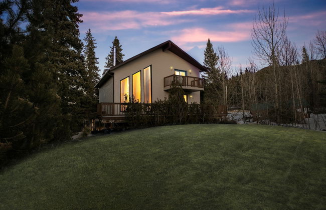 Dream 4-Br 4-Ba Chalet | Private Hot Tub | 2 min to Jasper National Park Gates - Photo 32