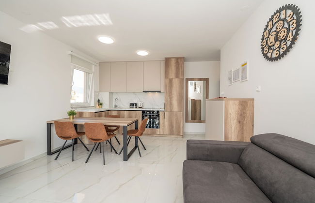 Poolside Hideout Apartments - Photo 32