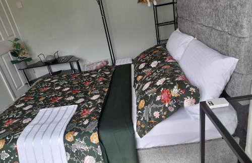 Cosy and Private with 55"TV and Dedicated Toilet Shower Space - Foto 21