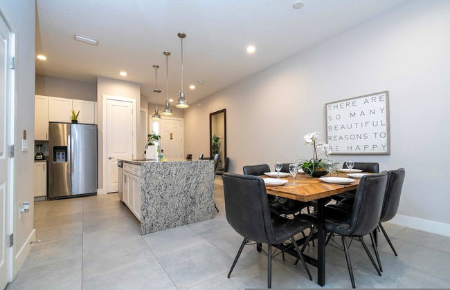 Modern Chic Home Mickey and Toy Story Rooms - Foto 12