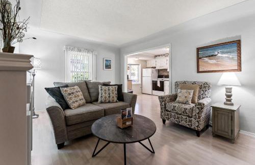 Peaceful Pastel - Cheerful Cottage Close to Pere Marquette and Muskegon Lake - Pet Friendly - Foto 3