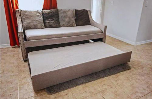 8 Mins to SPI Beach Spacious 3BR with Backyard - Foto 25