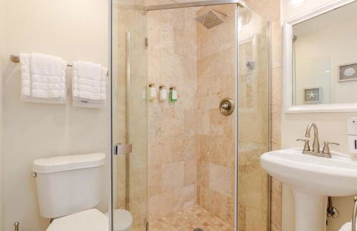 Luxury 2BR Oceanfront Condo with Rooftop Patio, 2 Minute Walk to the Beach! - Foto 13