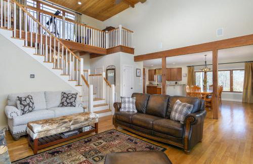 Fireside Retreat Hot Tub, Game Area, Fire Pit & Mountaintop Views! - Foto 16