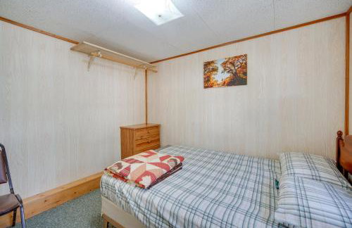 Rustic Cabin with Fire Pit, Steps to Sand Lake! - Foto 12