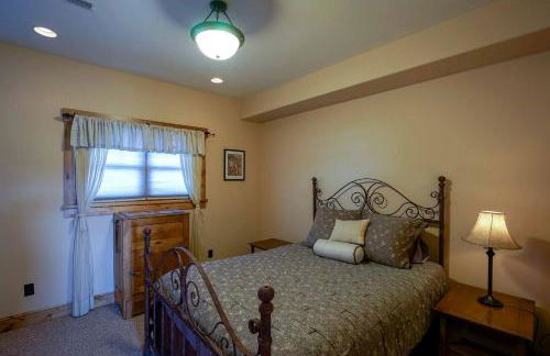 Scenic Mountain Cabin with Creekside Deck & Outdoor Fireplace near North Meadow Creek, Montana - Foto 19