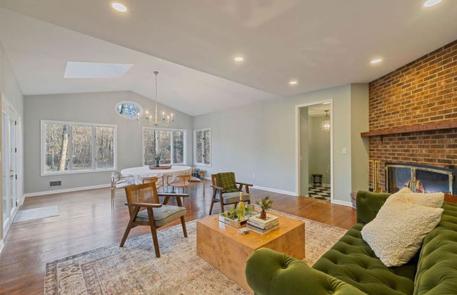 Elegant Spring Stay on Peaceful Retreat - Photo 44