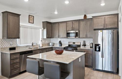 Views, Gameroom, Saltwater Pool & Hot tub, Firepit by MariamsBnb - Foto 49