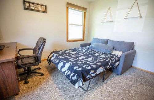 Work & Relax, 3BR Home with Office, Close to Downtown & Prairie Trail, Parking - Foto 16