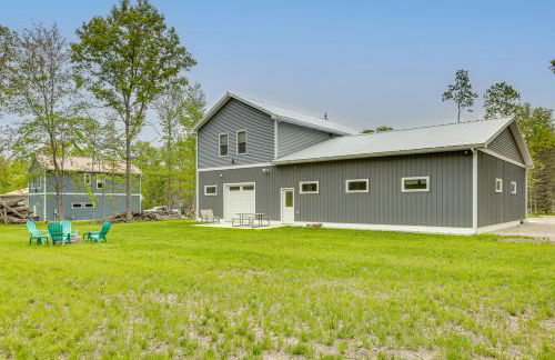 Pet Friendly Higgins Lake Home Firepit and Yard - Foto 27