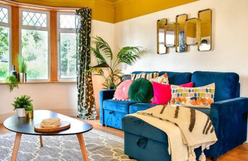 Stylish 3 Bed Home with Parking! - Photo 1