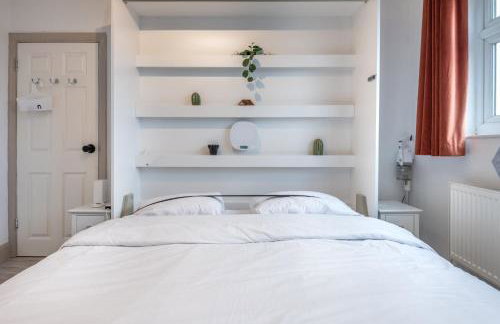 Bright & Stylish 4-Bed Home in the Heart of Morden - Photo 32