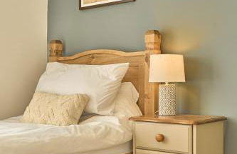 Cosy 2BR Cottage Steps to Town & Peak District - Photo 12