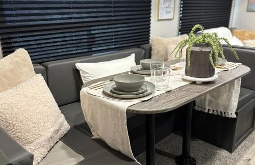 Modern Luxury RV Retreat, Your Cozy Tiny Home - Foto 18