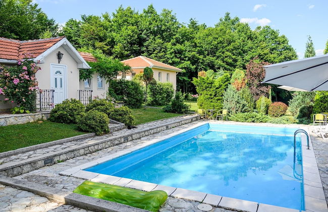 Luxury Green Oasis Villa With Pool! - Photo 6