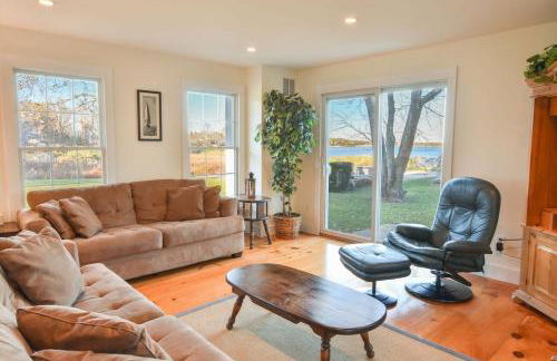 Waterfront Fun at this Huge Family Estate - Foto 29