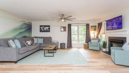 In The Woods - 5 BR Chalet with Game Room, Fire Table and Hot Tub - Foto 4