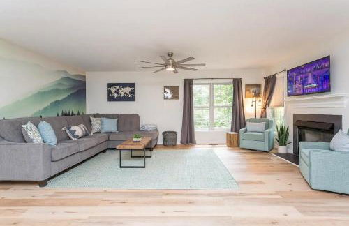 In The Woods - 5 BR Chalet with Game Room, Fire Table and Hot Tub - Foto 4