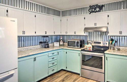 Lakefront Gem with Screened Porch and Game Room! - Foto 9