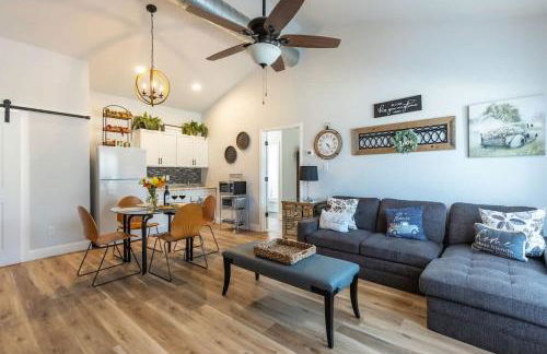 La Casita: Hot-tub & Firepit, 15 min to Fred! - Photo 13