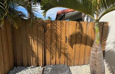 Modern Boho 3BR Duplex Escape with Pool & King Bed Near Beach - Foto 23