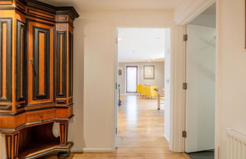 Stunning 6 Bedroom with Swimming Pool & Sauna! - Foto 75