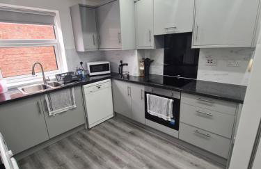Lovely 2-bedroom house close to Media City. - Foto 8