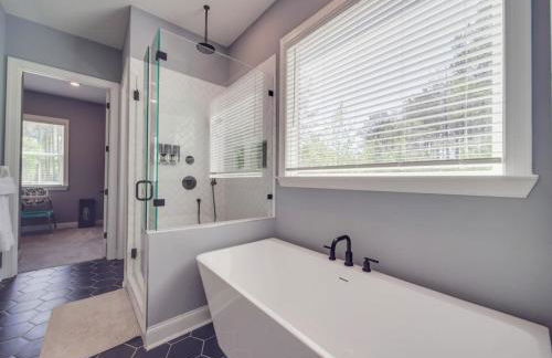 5BR Farmhouse Lake Retreat Pool Hot Tub Theater - Foto 50