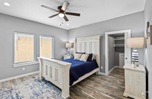 Relax And Sea NEW Luxury Canal-View Escape Gated Community Firepit and Decks - Foto 33