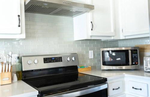 Waddle on Inn- Hot Tub, Pet Friendly, Fully Fenced, 5 Blocks to Beach! - Foto 14