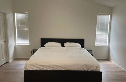 Extended Stay 3 or 4 Beds Cozy Smart Home Living - Photo 12