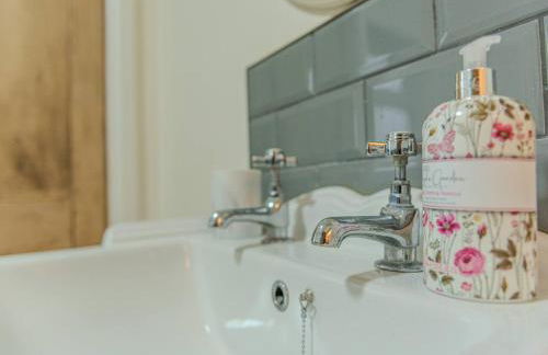 Charming Victorian Hidden Gem - Pass the Keys - Foto 24