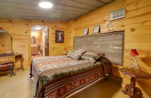 Rural and Horse-Friendly Cabin about 24 Mi to Bandera! - Foto 14