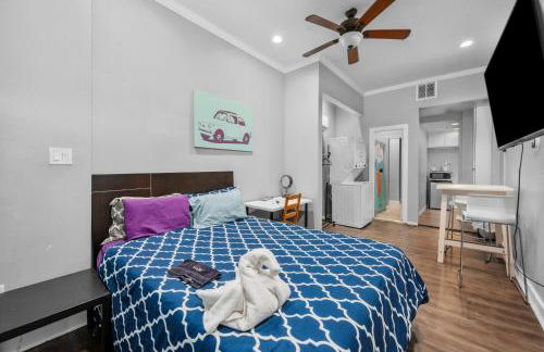 Modern & Chic Montrose Studio - Prime Location & Free Parking - Foto 1